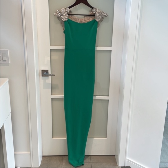 Elegant Green Evening Gown with Silver Embellishments 🌟 - Picture 4 of 12